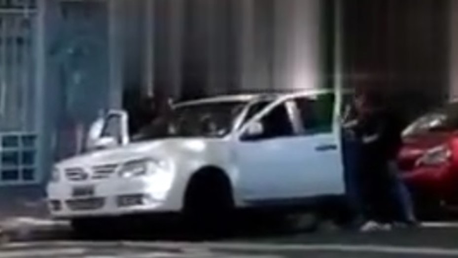 Seis jóvenes abusaron sexualmente de una chica en el interior de un auto en Palermo