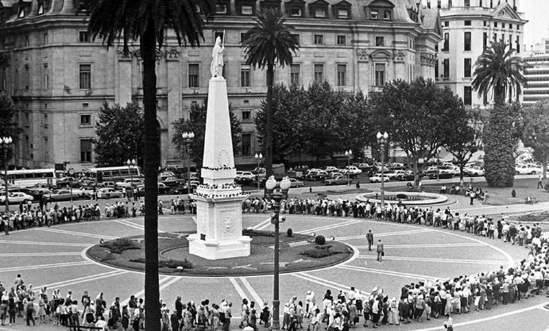 El 30 de abril de 1977, en plena dictadura cívico-militar, comenzaron las rondas de las Madres alrededor de la Pirámide de Mayo.