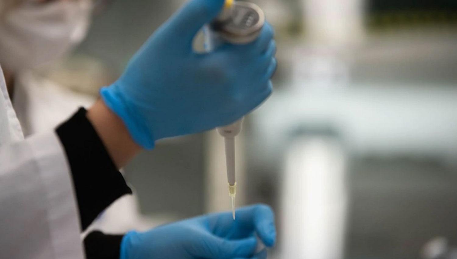  Los investigadores indicaron que la víctima fatal habría sido suministrada de drogas a través de suero lo que habría provocado su muerte.