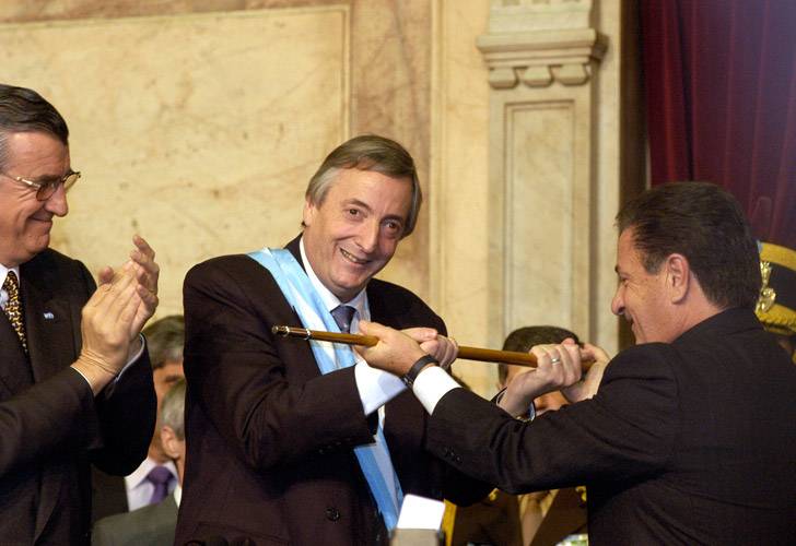 Después de ganar las elecciones el 27 de abril de 2003, Néstor kichner asumió ese 25 de emayo su primera presidencia. 