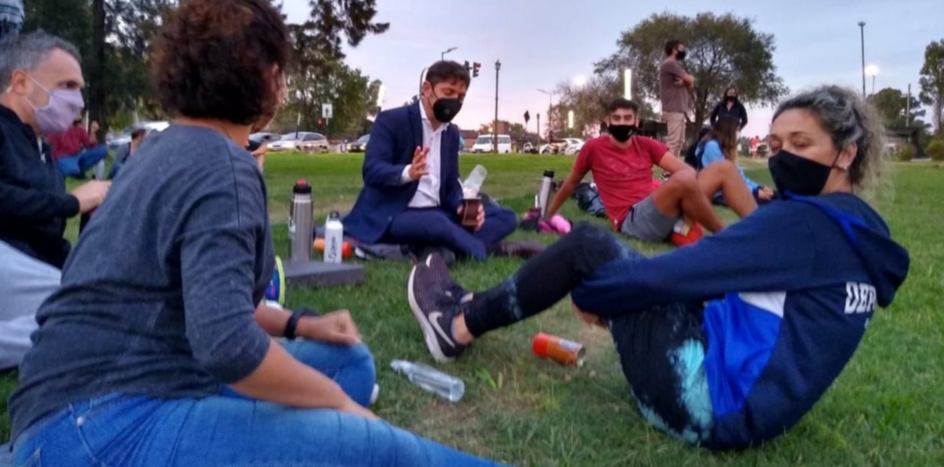 Kicillof en una mateadas con vecinos en La Plata.