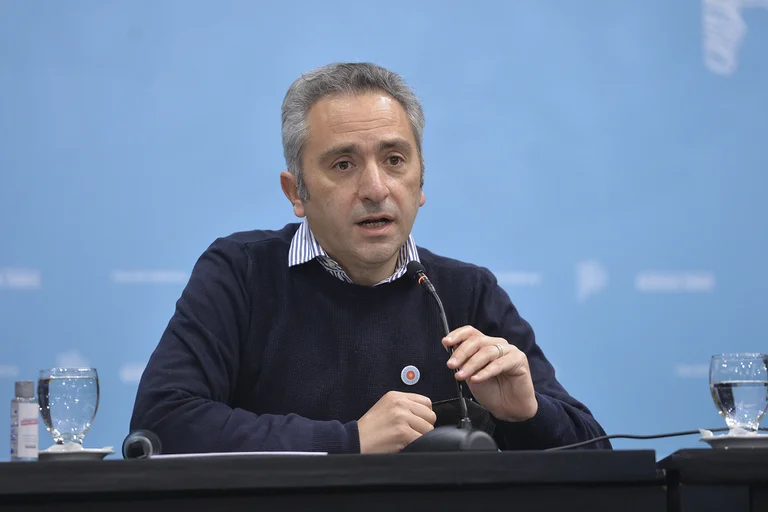 El funcionario bonaerense y representante de la Cámpora, Andrés “Cuervo” Larroque, volvió a criticar a Guzmán esta mañana, luego de decir que al ministro de Economía de la Nación “no lo votó nadie”.