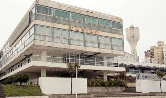 El casino de Necochea lleva más de dos años de abandono.