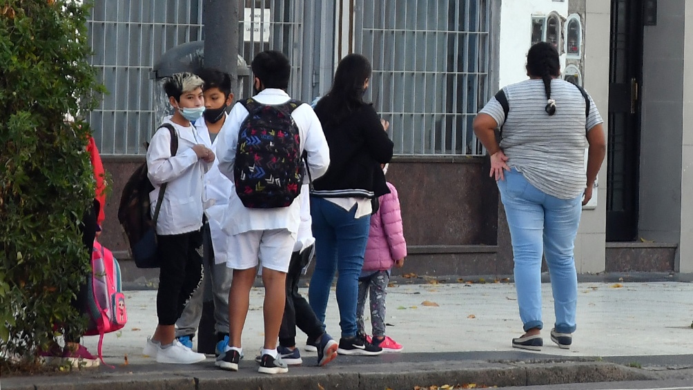 El Gobierno nacional confirmó que después de las vacaciones de invierno se extenderá el horario escolar una hora más.