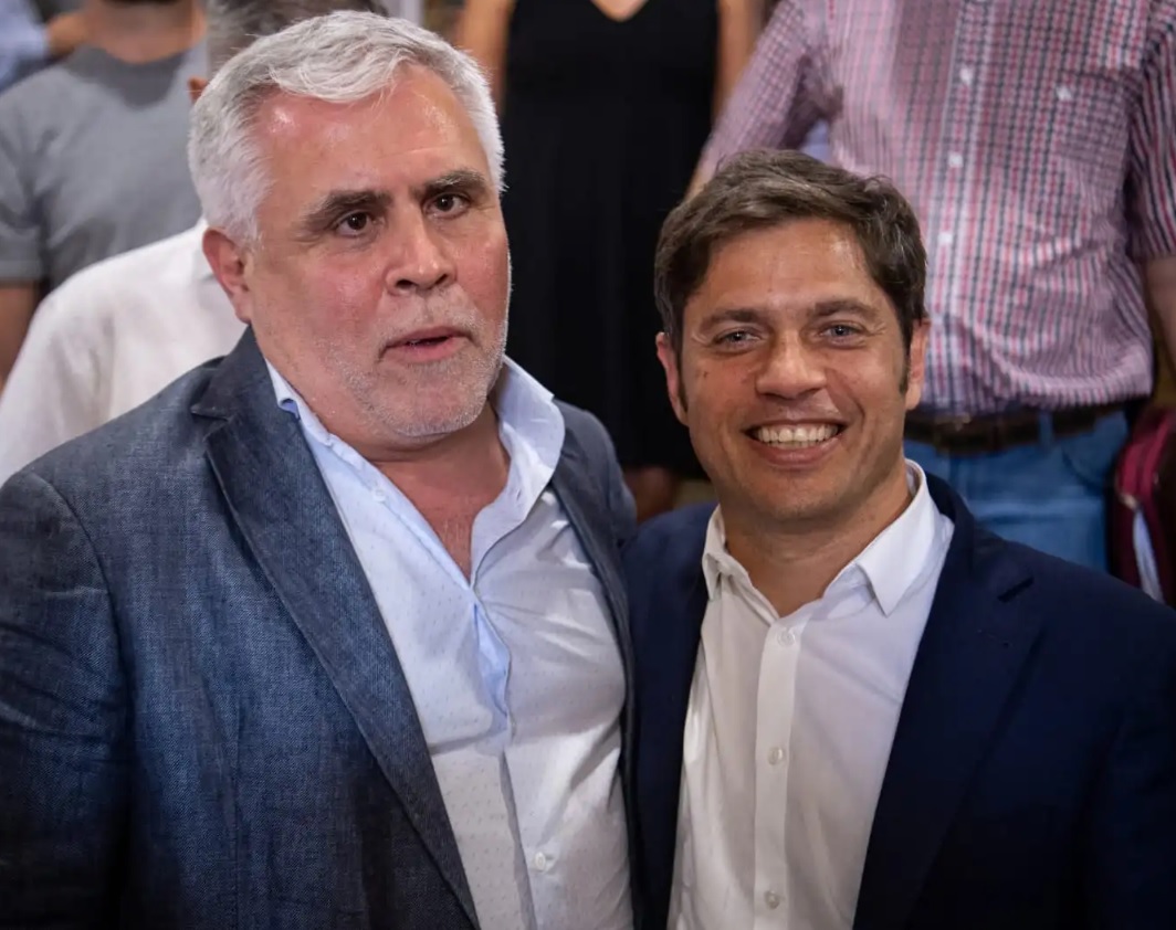Marcelo Santillán, intendente de Gonzáles Chaves junto a Kicillof.