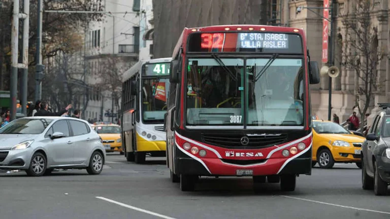 La Unión Tranviarios Automotor (UTA) anunció un paro nacional de micros que comenzará esta noche y se extenderá por 48 horas. El gremio reclama un incremento salarial para los transportistas de pasajeros del interior.