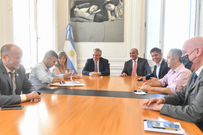  Alberto Fernández, Kicillof y funcionarios de Nación y Povincia enla firma del convenio.