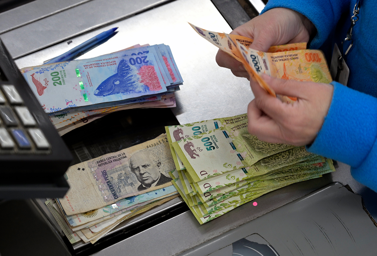 Los trabajadores informales y monotributistas comienzan a cobrar el bono de 18 mil el próximo jueves 19 de mayo.