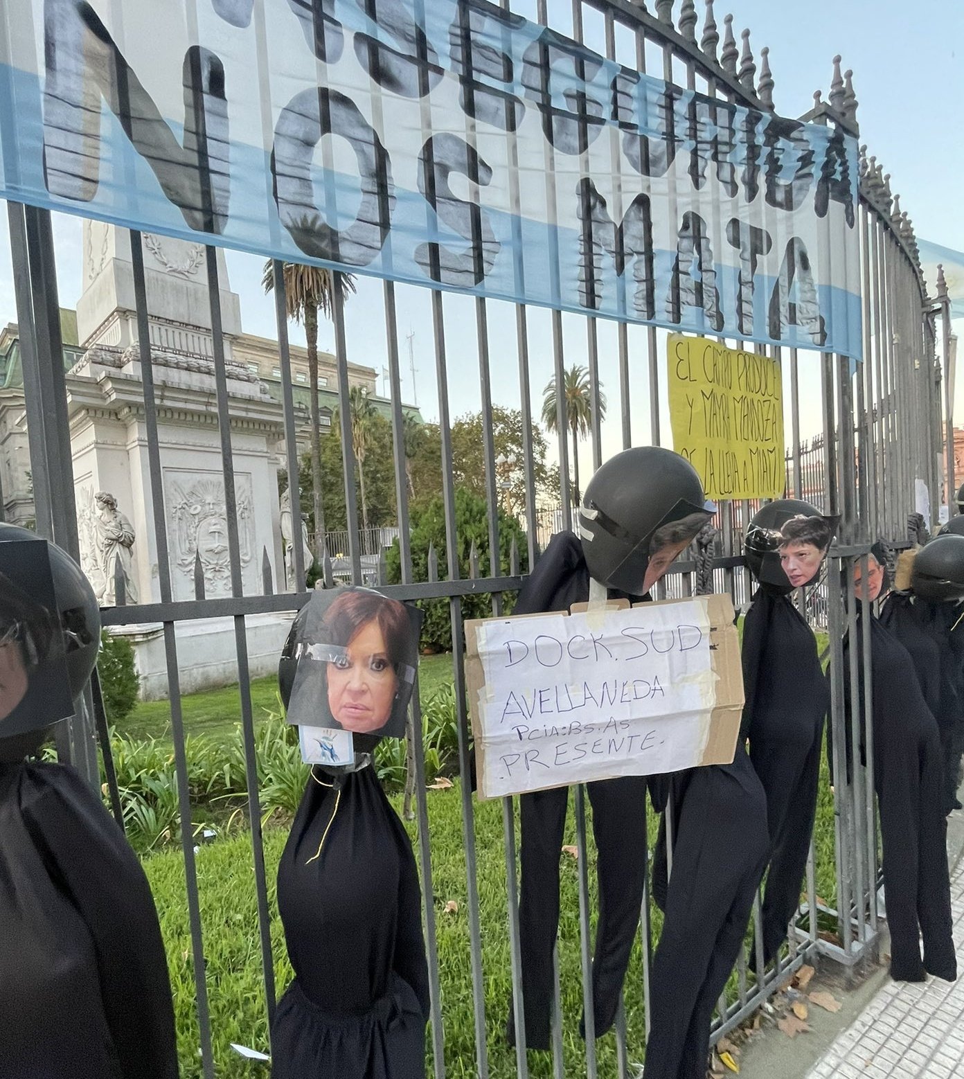 Los discursos de odio promueven, incitan o legitiman la discriminación, la deshumanización y/o la violencia hacia una persona o grupo social.
