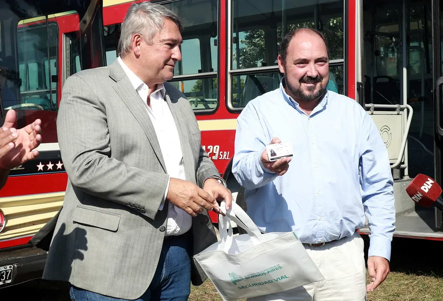Autoridades provinciales y municipales estuvieron presentes en el anuncio de restablecimiento del servicio de micros de la Línea 381.