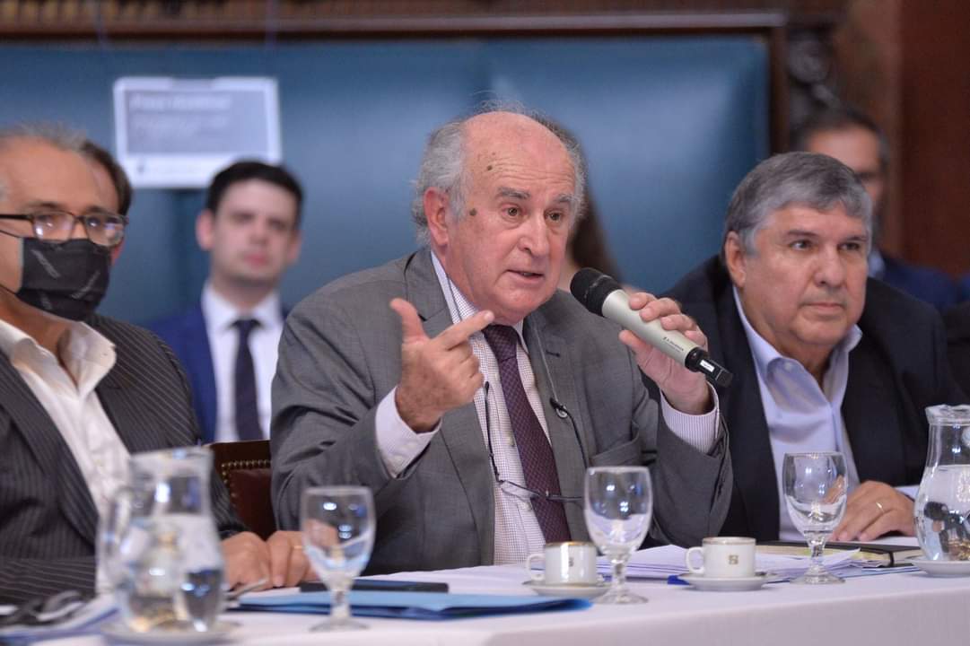 Con la intención de conseguir el apoyo necesario para el dictamen, el senador oficialista, Oscar Parrilli, planteó algunos cambios al proyecto.