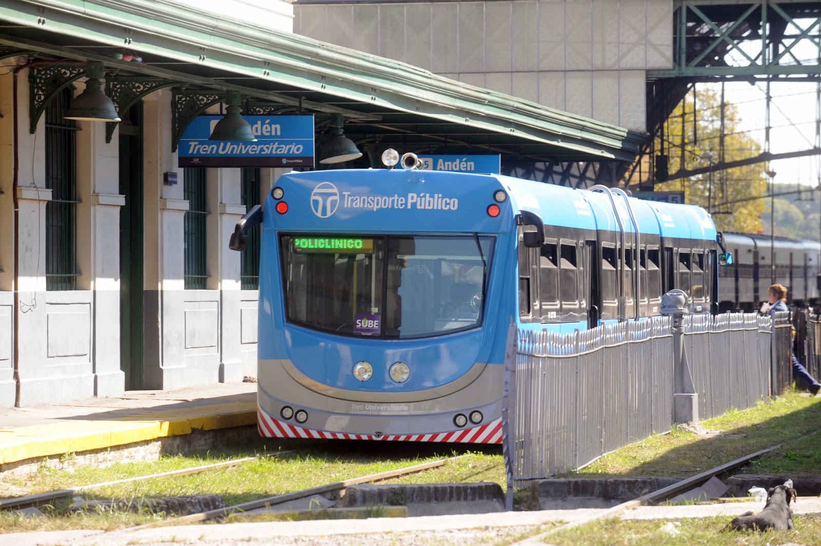 En la ciudad de La Plata, un total de mil pasajeros por día utilizan el servicio del tren universitario.