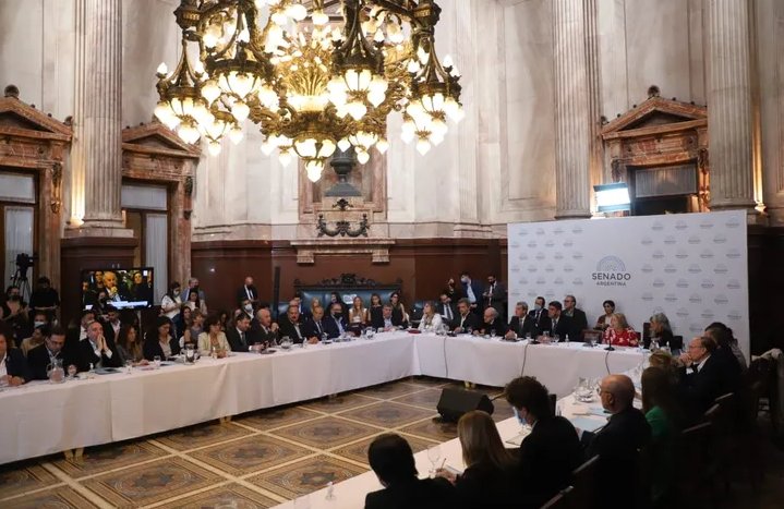 Con la participación de nuevos invitados que expondrán ante los senadores, este martes se retomará la discusión de la creación del Fondo Nacional para pagar la deuda con el FMI con la fuga de capitales
