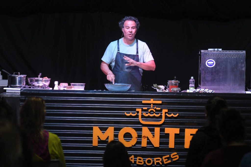 Durante la edición de Monte Sabores, los turistas disfrutaron de estaciones temáticas con especialidades como pesca, pastas, y beertrucks.