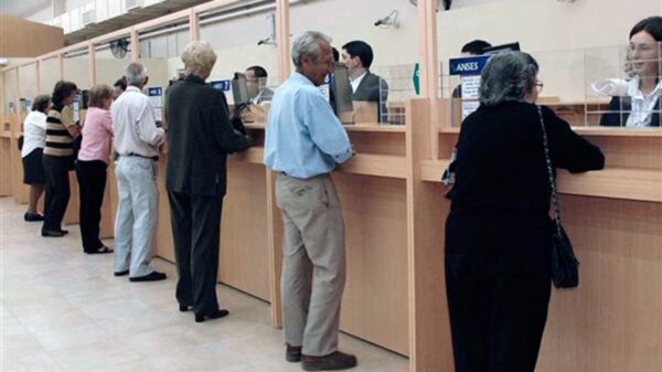 Jubilados y pensionados podrán cobrar el bono de ANSES desde hoy hasta fin de mes.