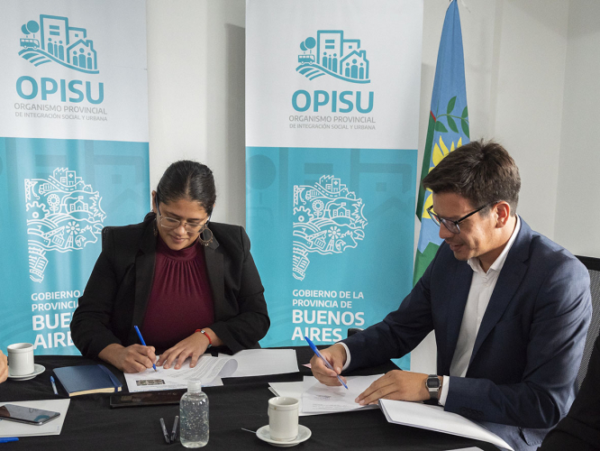 El intendente de La Costa, Cristian Cardozo, firmo un convenio con la titular del OPISU, Romina Barrios, para extender la red de agua potable a Nueva Atlantis.