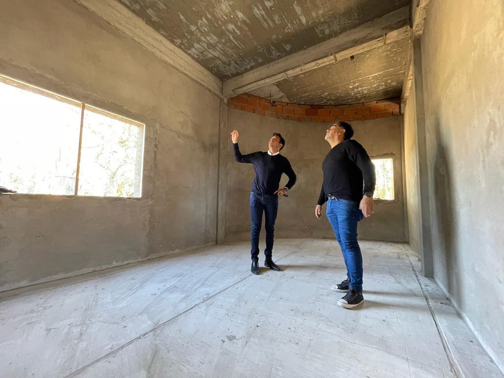 Cardozo en una visita a las obras del nuevo edificio de la sede de la Escuela Municipal de Bellas Artes en Mar de Ajó.