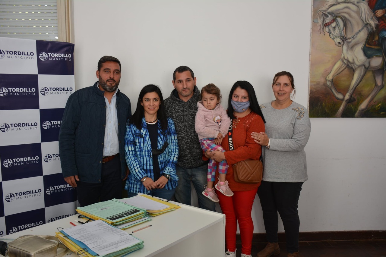 Vecinos de Tordillo acudieron a la firma de escrituras organizada por el Municipio, para regularizar la titularidad de sus inmuebles.