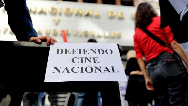Los trabajadores de la industria del cine protestaron frente al Incaa y pidieron la renuncia de Puenzo. 