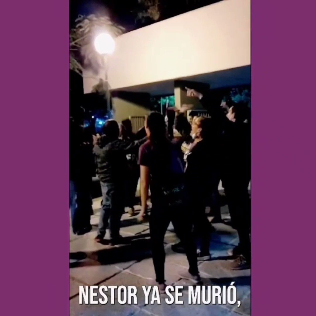 Militantes de la Franja Morada cantando "Néstor ya se murió, Néstor ya se murió ahora falta Cristina".