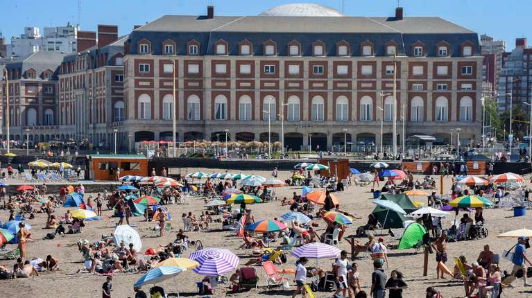 La localidad bonaerense de Mar del Plata confirmó que las reservas hoteleras para Semana Santa alcanzan el 70% en varios establecimientos. “La ciudad está entre los destinos más elegidos”, aseguró la Unión de Trabajadores del Turismo, Hoteleros y Gastronómicos.