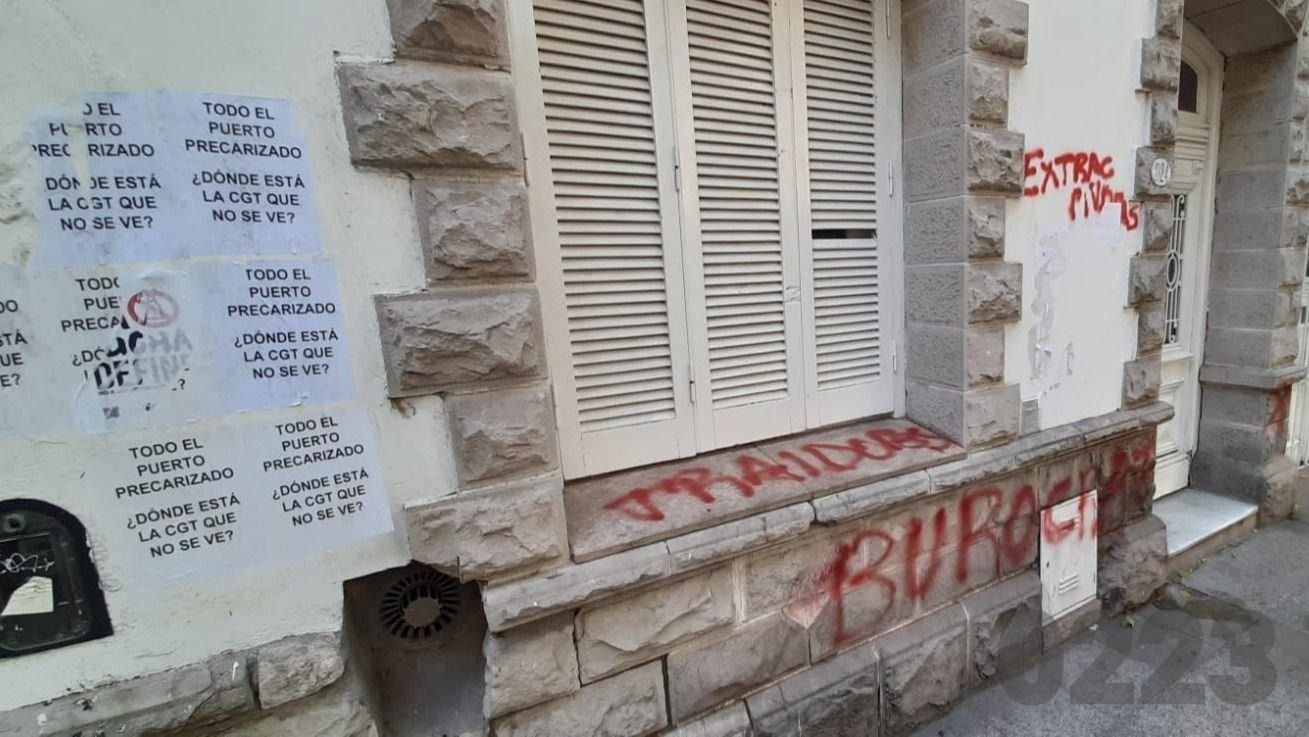 El escrache a la sede de la CGT dejó pintadas y pegatinas sobre la fachada.