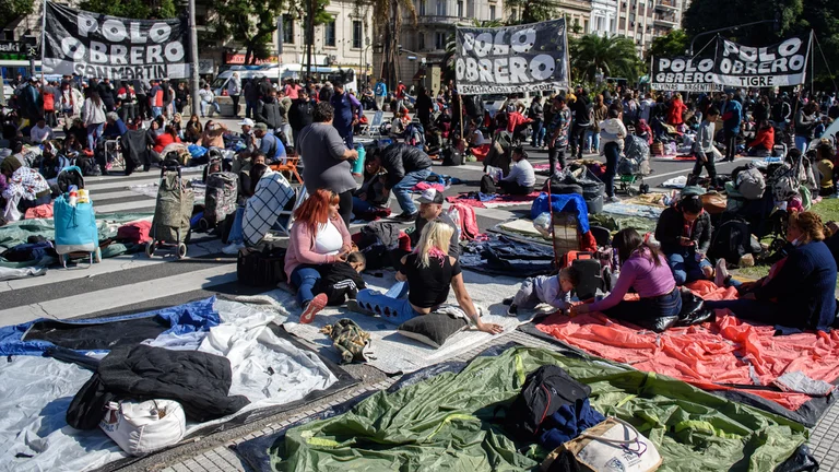 La semana pasada se desarrolló  en CABA un acampe sobre la 9 de julio, donde piqueteros pedían planes sociales y asistencia alimentaria.