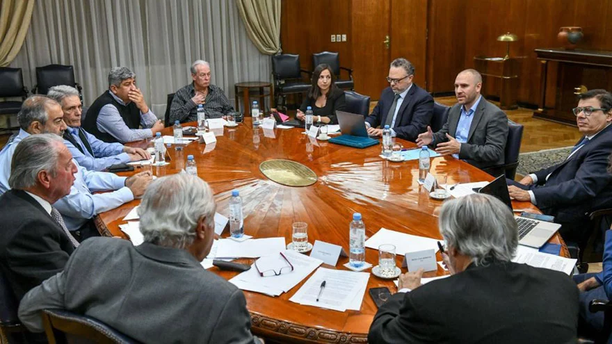 El Gobierno Nacional, la Unión Industrial Argentina (UIA) y la Confederación General del Trabajo (CGT) acordaron ayer un conjunto de medidas con el objetivo de contener la inflación y de mejorar los salarios.