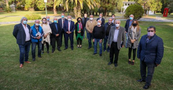 Alberto Fernández junto a representantes de la CGT y la UIA, miembros de la mesa contra la inflación.