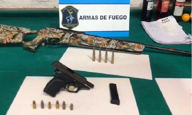 Arma de fuego con la que el encargado amenazaba a las mujeres victimas de trata 