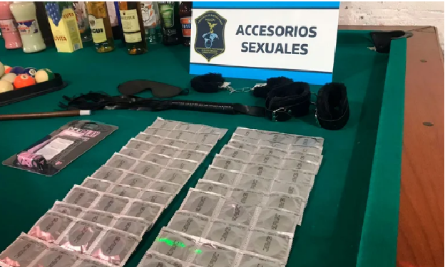 Elementos sexuales encontrrados en el allanamiento al lugar donde había trata de personas. 