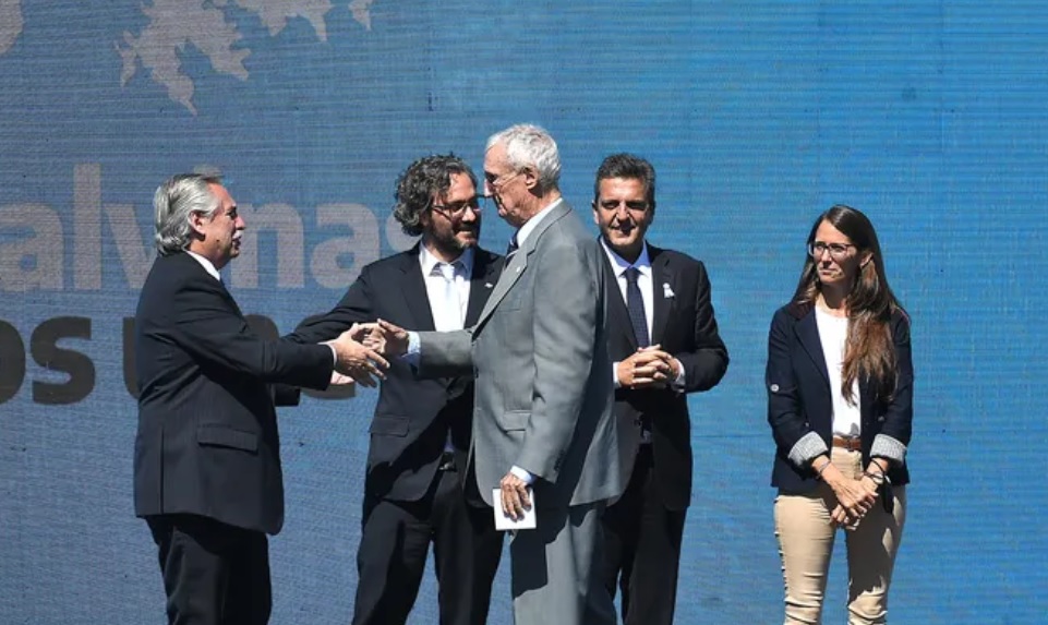 Alberto Fernández hizo entrega de medallas conmemorativas a excombatientes de Malvinas.