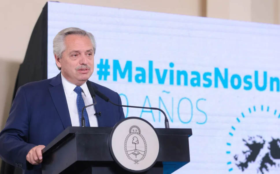 El presidente encabezará en el Museo Malvinas, ubicado en la ex ESMA, una condecoración a 15 excombatientes. Por otro lado, la vicepresidenta Cristina Kirchner participará de otro acto en el Congreso Nacional.