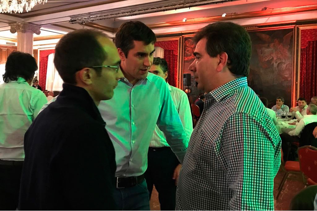 Manuel Mosca junto al intendente de Bolívar Marcos Pisano en una cena de Juntos por el Cambio.