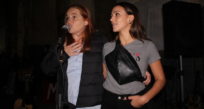 Marilina, una de las mujeres que denunció a Mosca, junto a su abogada defensora.