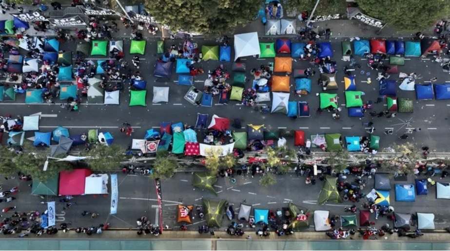 Organizaciones piqueteras de izquierda siguen con el acampe sobre la avenida 9 de Julio, frente al Ministerio de Desarrollo Social. Los manifestantes buscan planes sociales: mayor asistencia alimentaria a comedores comunitarios y creación de puestos de trabajo.