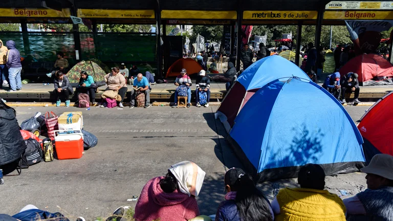 El acampe de piqueteros se extiende sobre la 9 de Julio, desde avenida de Mayo hasta avenida San Juan.