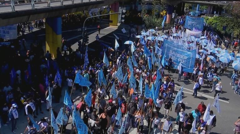La agrupación Somos Barrios de Pie decidió movilizar este sábado frente al Congreso de la Nación.