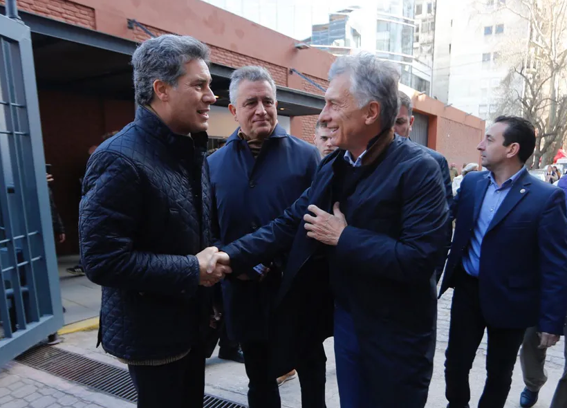 Luego del almuerzo con dirigentes de la Sociedad Rural y dirigentes opositores, Mauricio Macri opinó sobre la situación del país y los rumores en torno de la llegada de Sergio Massa al Ministerio de Economía.