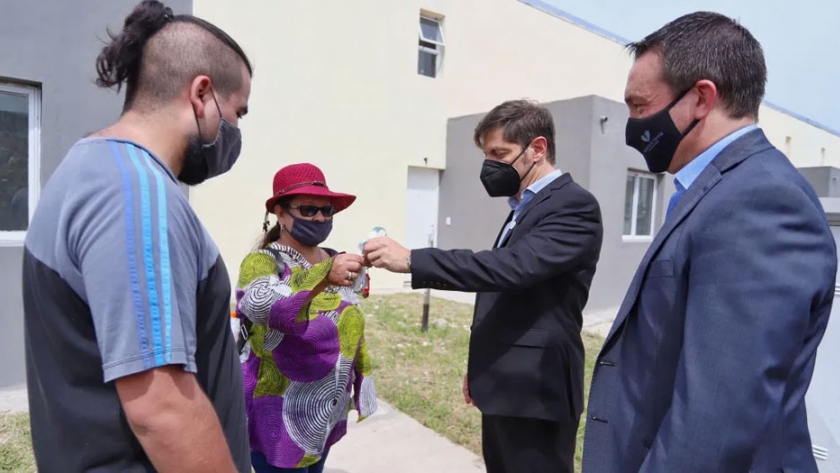 Axel Kicillof sigue de recorrida por el interior bonaerense entregando escrituras de viviendas. 
