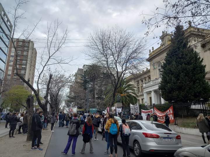 La concentración de los docentes del ATR a la espera de los funcionarios de Sileoni. 