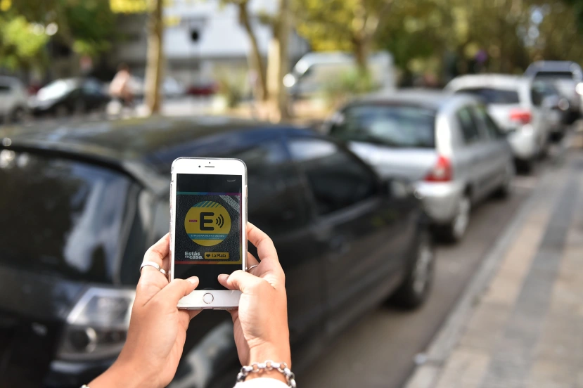 Los vecinos de La Plata pueden contratar el servicio de estacionamiento medido de manera digital.