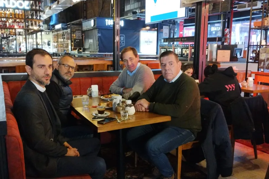 Un nuevo grupo de intendentes opositores se reunió con el gobernador bonaerense, Axel Kicillof.