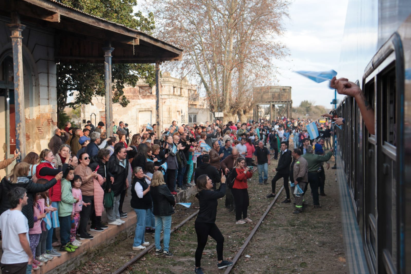 Una multitud de vecinos acompañó la llegada del tren de prueba a San Antonio de Areco en el día de ayer.