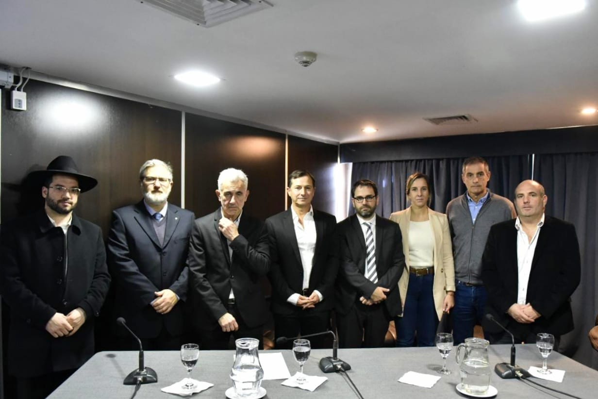 El diputado platense Daniel Lipovetzky encabezó el acto por el 28º aniversario del atentado a la AMIA. 
