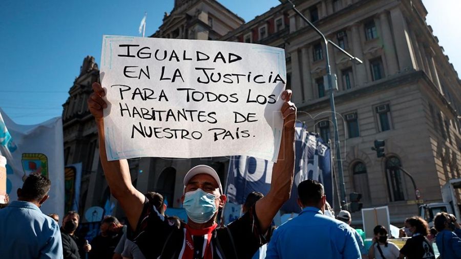 Organizaciones sociales marchan a la Corte Suprema para denunciar una "persecución judicial".