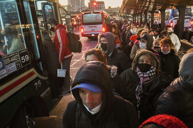 Por tercer día consecutivo los colectivos del AMBA funcionan al 50%. 