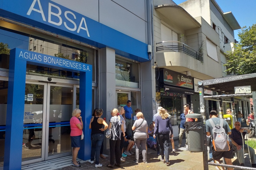 ABSA propone un aumento en la boneta del agua del 40% en tres tramos.