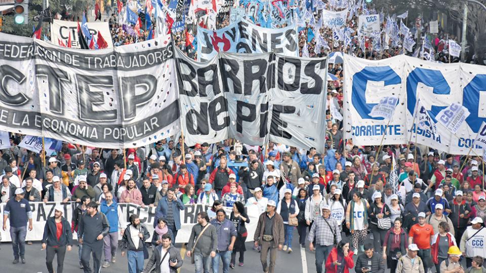 Organizaciones sociales anuncian este jueves en el Obelisco un nuevo plan de lucha en contra del ajuste y el envió de alimentos vencidos de Victoria Tolosa Paz.