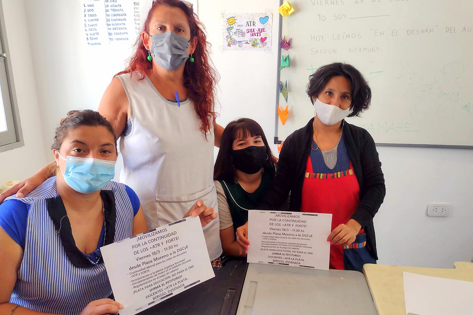 Docentes ATR instalaron una carpa blanca frente a Gobernación. Exigen continuidad laboral.
